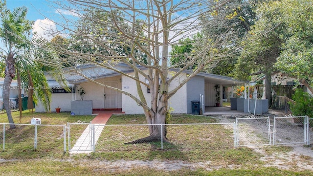 view of front of home featuring a carport and a front yard