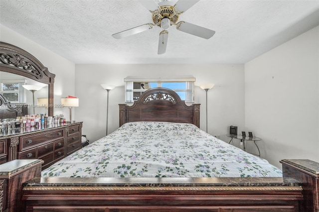 bedroom featuring ceiling fan and a textured ceiling