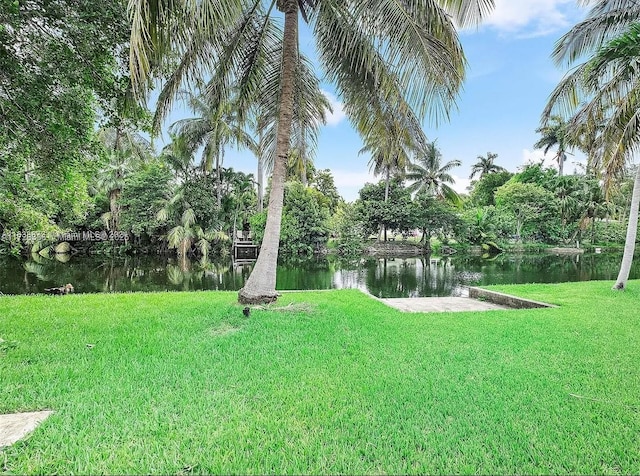 view of yard featuring a water view