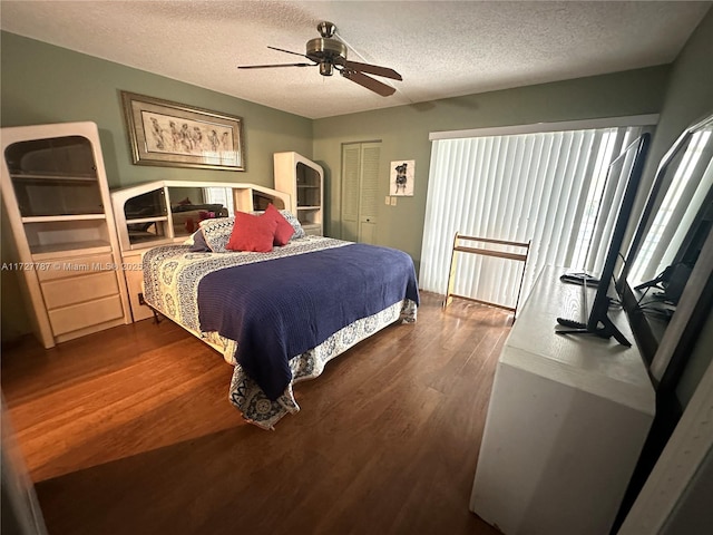 bedroom with ceiling fan, a textured ceiling, a closet, and hardwood / wood-style floors