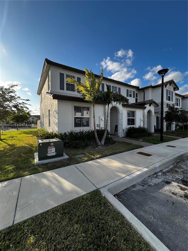 view of front of property with a front yard