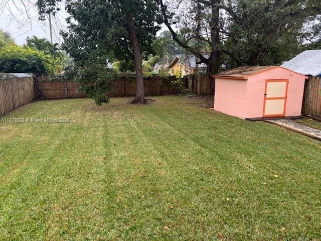 view of yard with a storage shed