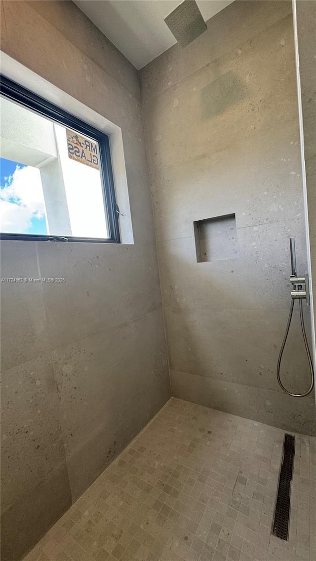 bathroom featuring tiled shower