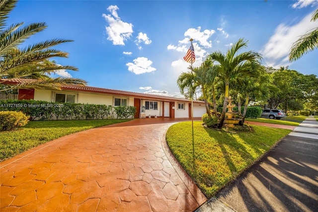 single story home with a front yard