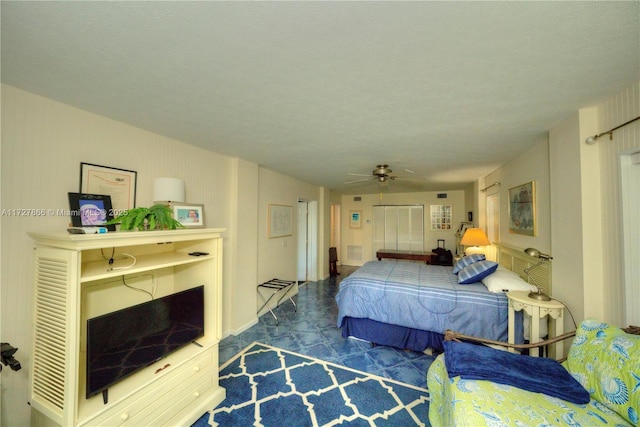 bedroom featuring ceiling fan and a textured ceiling