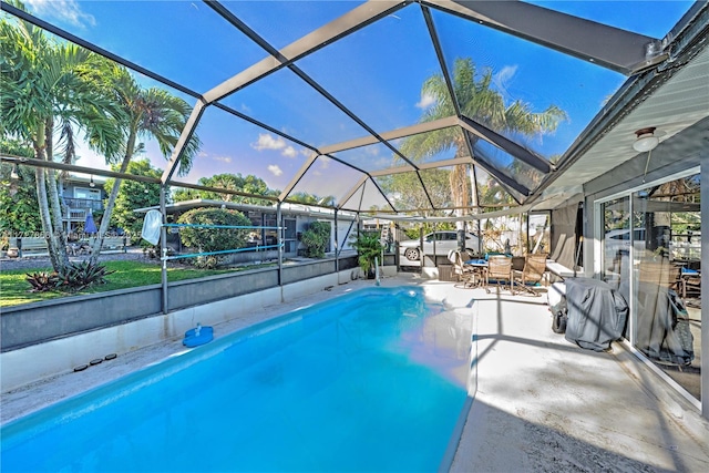 view of pool with a lanai, a jacuzzi, and a patio