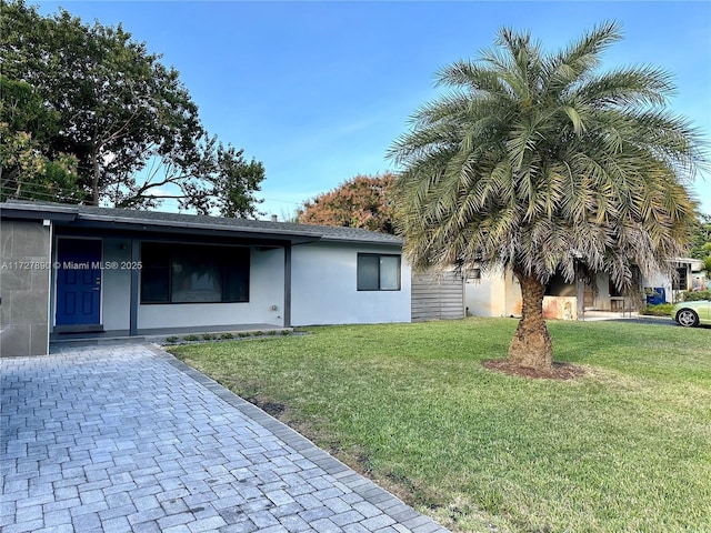 view of front facade with a front yard