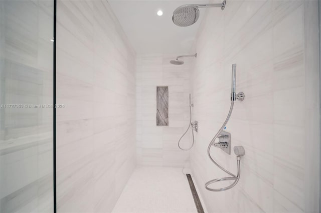 bathroom featuring a tile shower