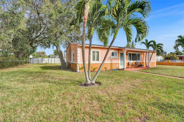 view of front of property featuring a front yard