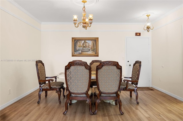 dining area with an inviting chandelier, crown molding, and light hardwood / wood-style floors