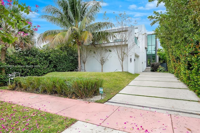 view of front of house featuring a front yard