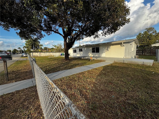 view of front of property with a front lawn