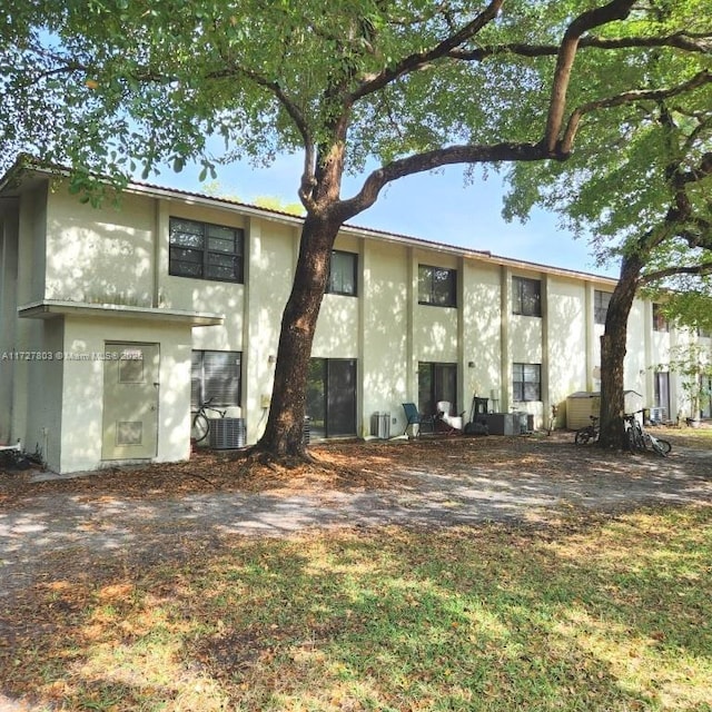 rear view of house featuring a yard