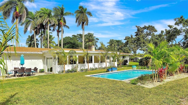 view of swimming pool featuring a lawn