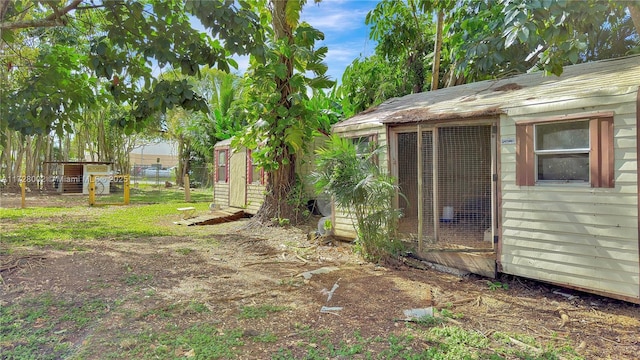 view of yard featuring an outbuilding