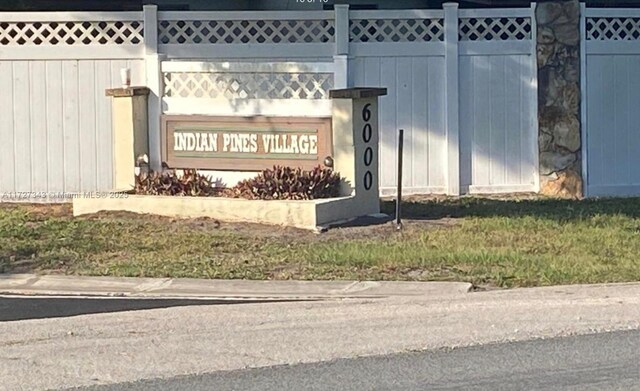 view of front of property with a front lawn