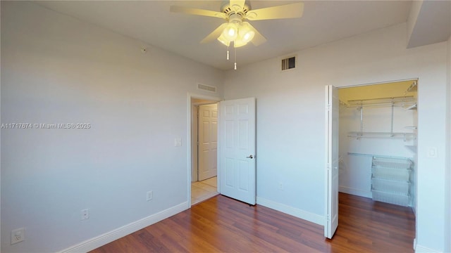 unfurnished bedroom featuring ceiling fan, a closet, and hardwood / wood-style floors