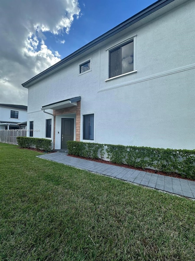 view of front of home featuring a front yard