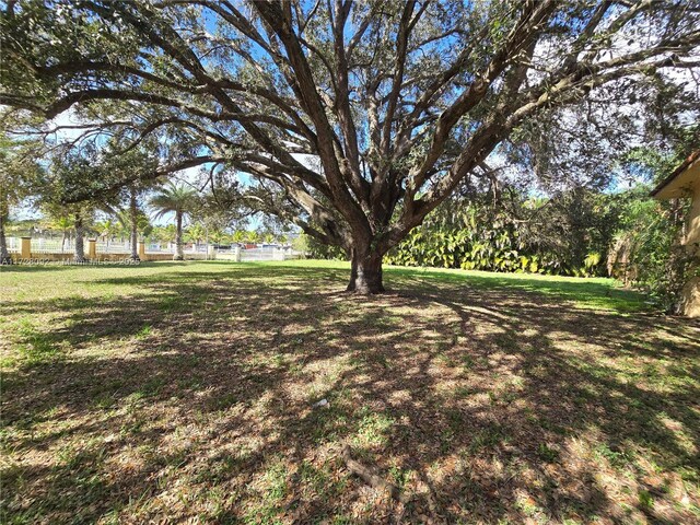 view of front of property featuring a front yard