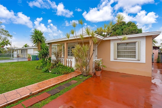 view of front of property with a front lawn