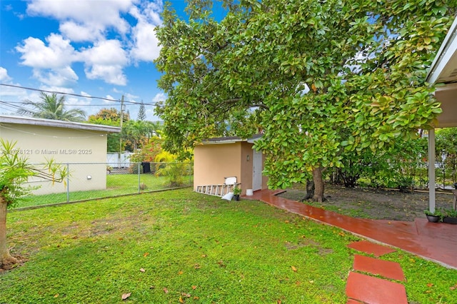 view of yard featuring a shed