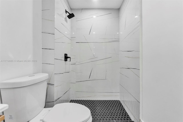 bathroom with toilet and tiled shower