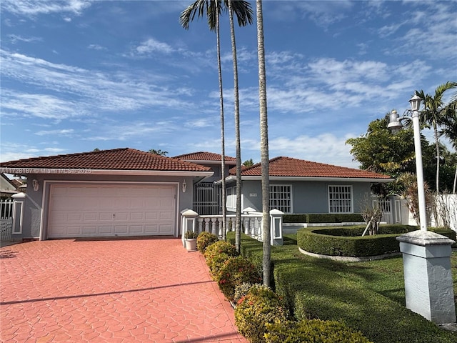 view of front of home featuring a front lawn and a garage