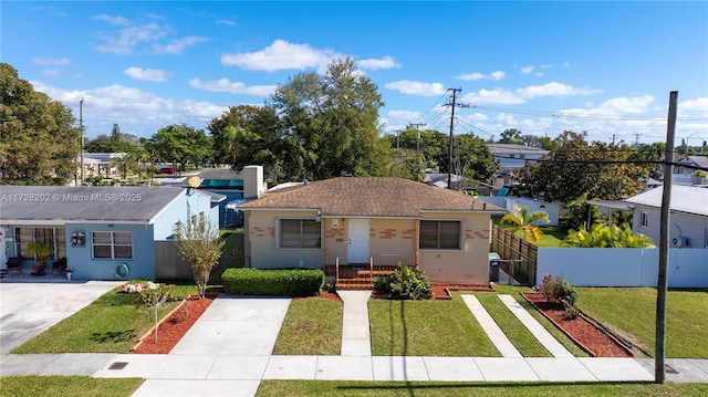 view of front of home featuring a front lawn