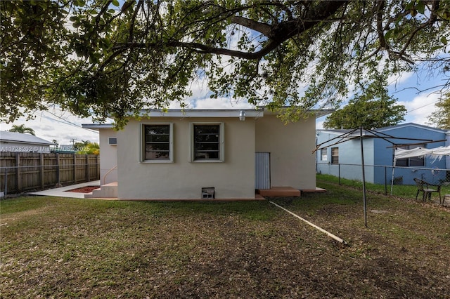 back of house featuring a yard