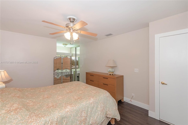 bedroom featuring ceiling fan, dark hardwood / wood-style floors, and a closet