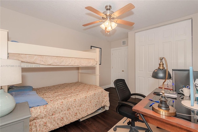 bedroom featuring ceiling fan, a textured ceiling, and hardwood / wood-style flooring