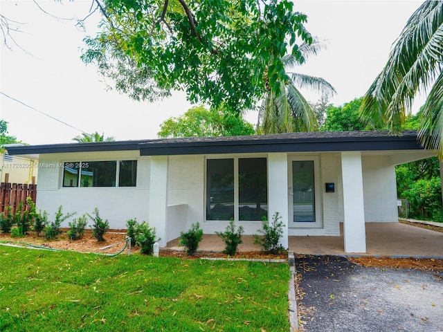 ranch-style house with a front yard