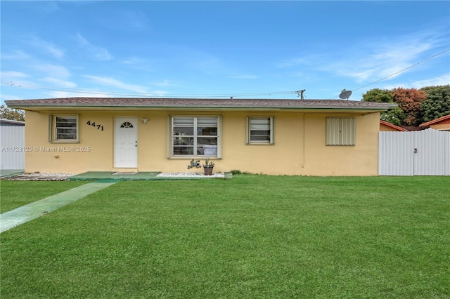 view of front of home featuring a front lawn