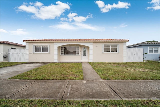 view of front facade featuring a front yard