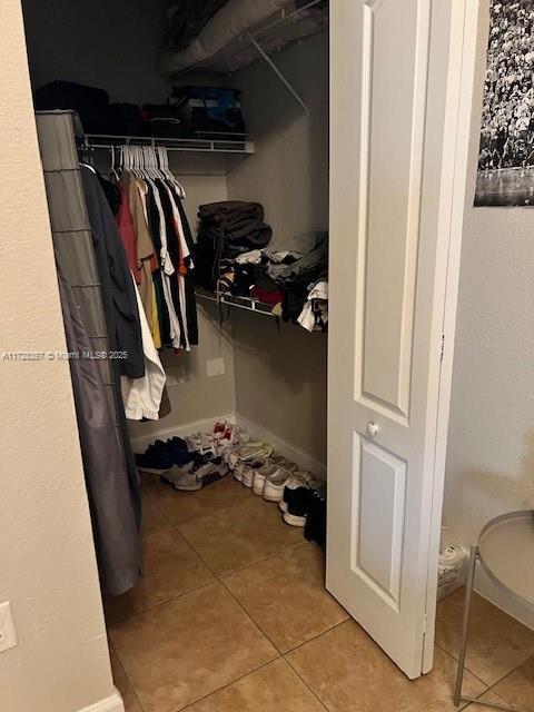 spacious closet featuring light tile patterned floors