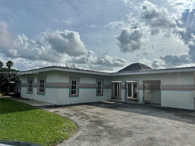 view of front of home with a front yard