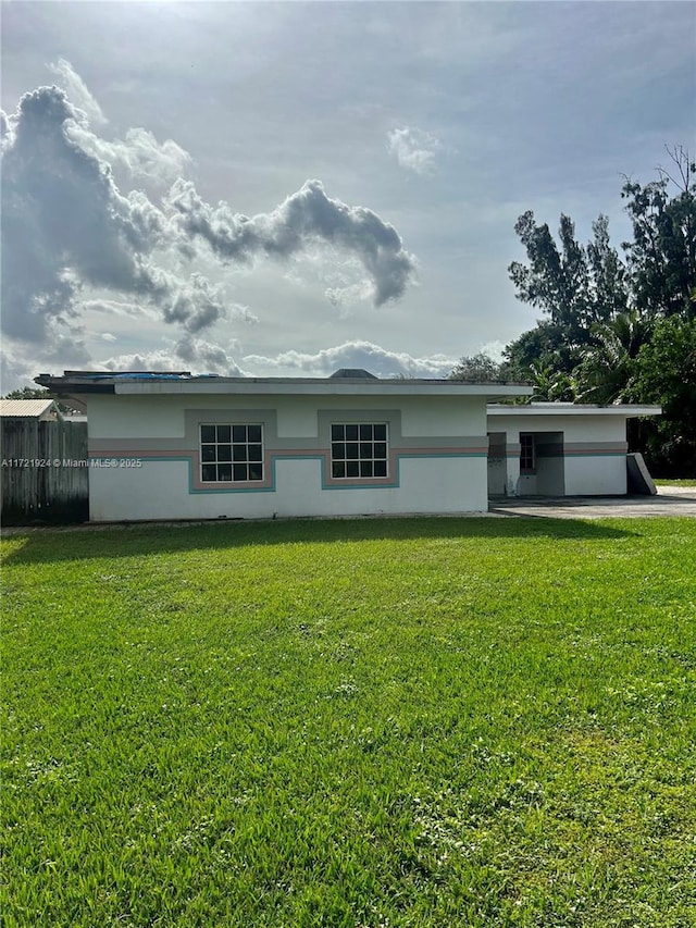 view of front of property featuring a front lawn