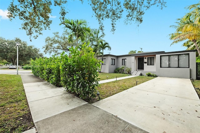 ranch-style home featuring a front yard