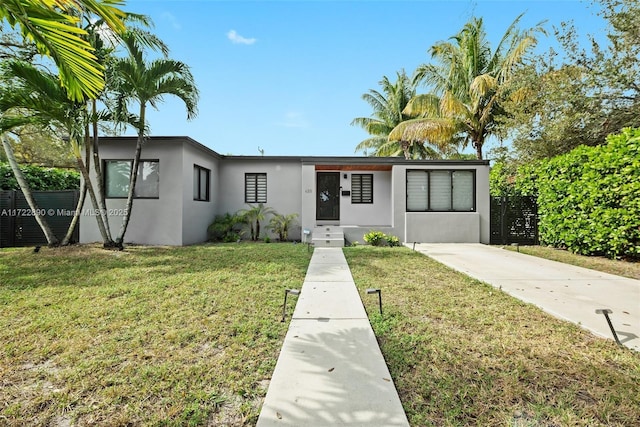 view of front of house featuring a front yard