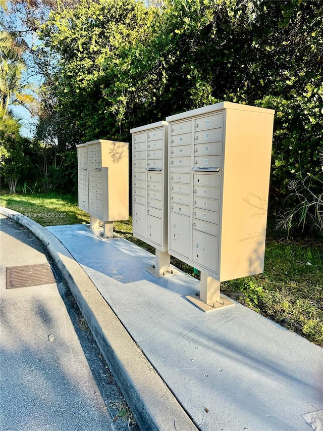 view of home's community with mail boxes