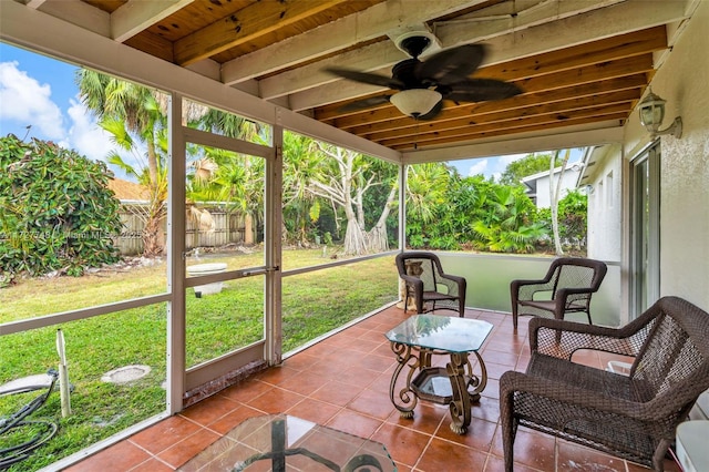 sunroom with ceiling fan