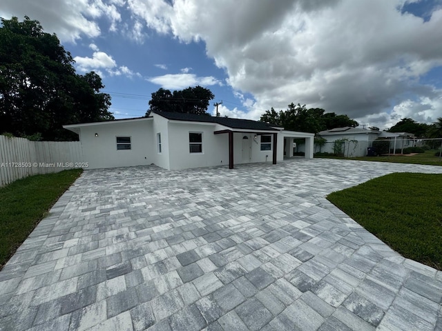 view of front of house with a front lawn