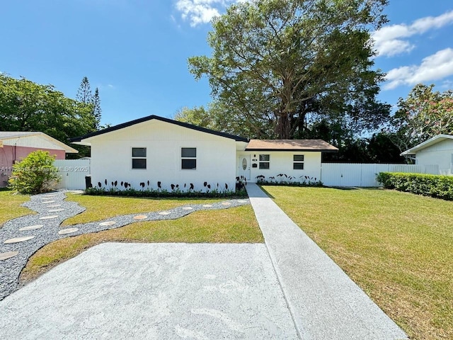 view of front of property featuring a front yard