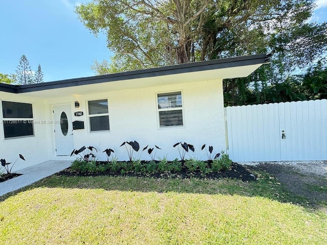 view of front of house with a front yard