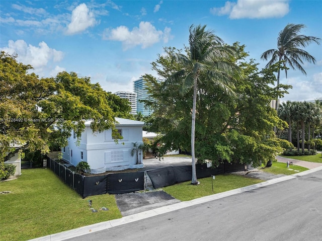 view of front of house featuring a front yard