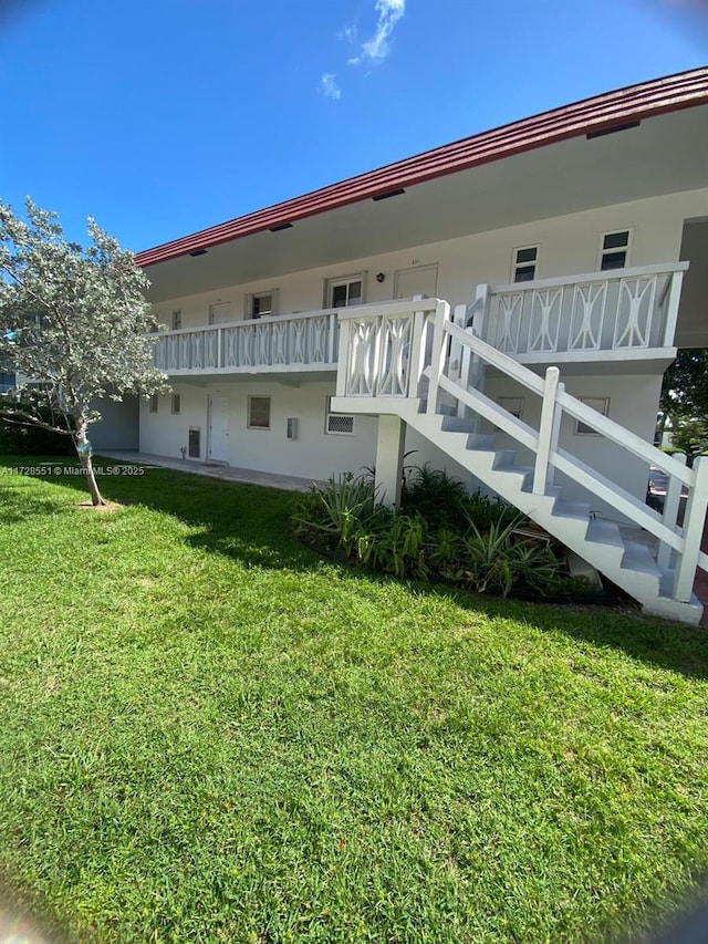 view of side of property featuring a yard