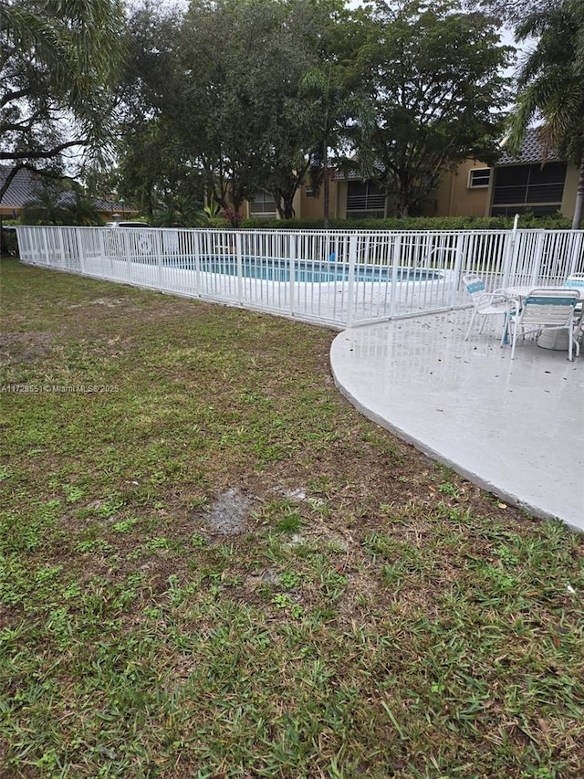 view of yard with an empty pool