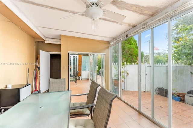 sunroom with ceiling fan