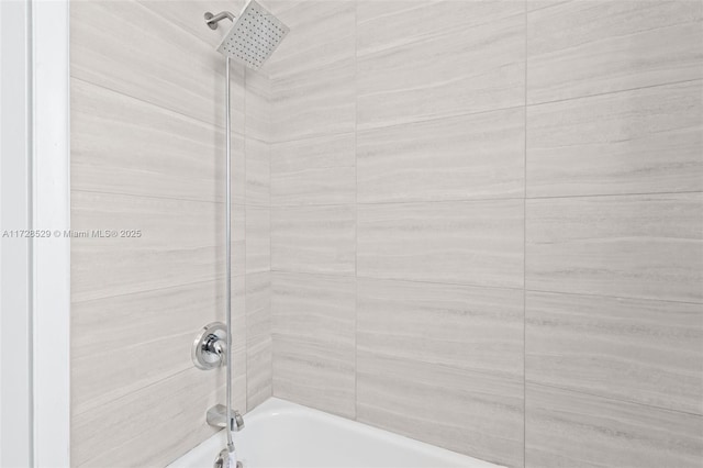 bathroom featuring tiled shower / bath combo