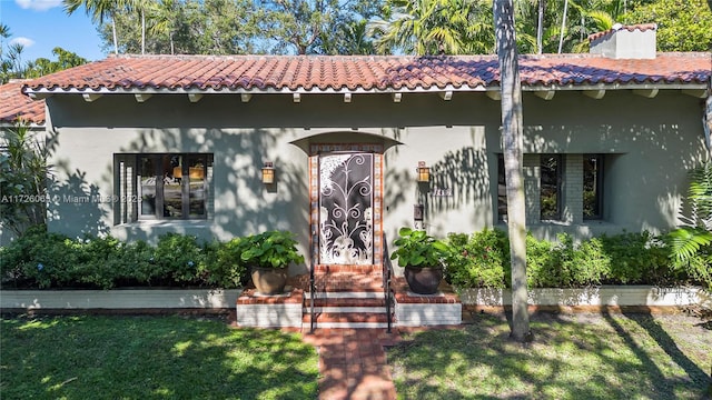 view of front facade featuring a front yard